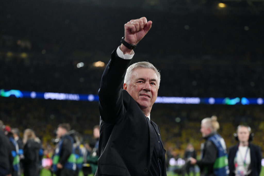 LONDON, ENGLAND - JUNE 01: Carlo Ancelotti, Head Coach of Real Madrid, celebrates victory as he acknowledges the fans after Real Madrid defeat Borussia Dortmund during the UEFA Champions League 2023/24 Final match between Borussia Dortmund and Real Madrid CF at Wembley Stadium on June 01, 2024 in London, England. (Photo by David Ramos/Getty Images)