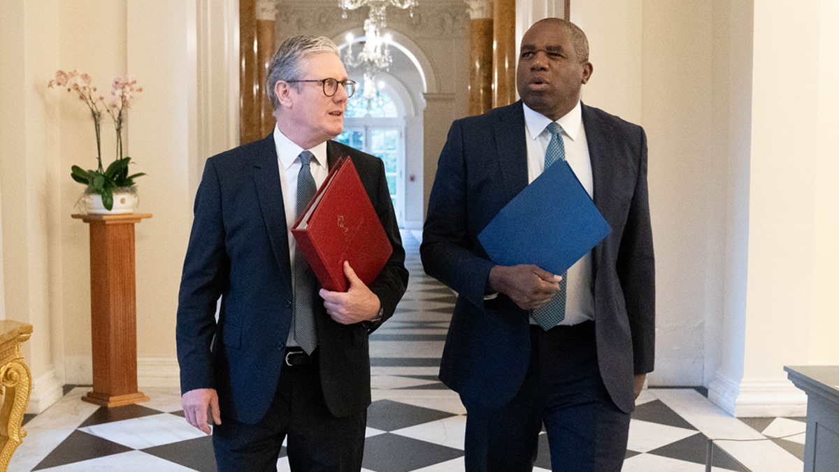 UK Prime Minister Sir Keir Starmer (L) and UK Foreign Secretary David Lammy (R)