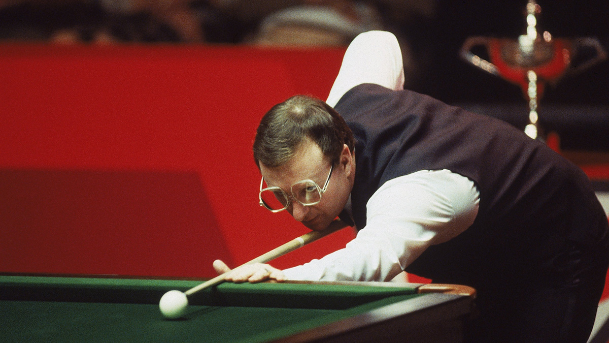 Dennis Taylor playing in the 1985 World Snooker Championship Final against Steve Davis